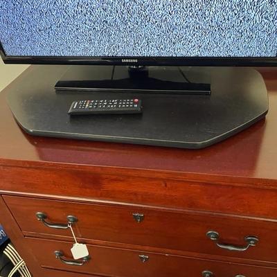 Samsung 32" Flat Screen Tv and Swivel Stand (B1)