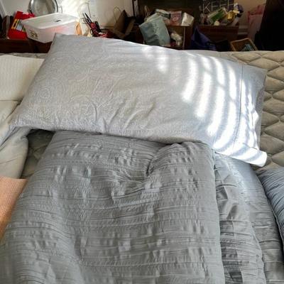 King Size Comforter, Pillows and Sheets (B1)