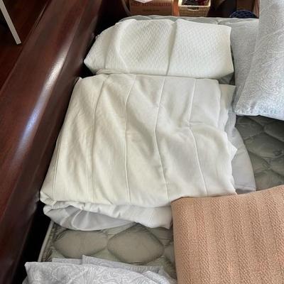 King Size Comforter, Pillows and Sheets (B1)