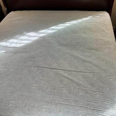King Size Comforter, Pillows and Sheets (B1)