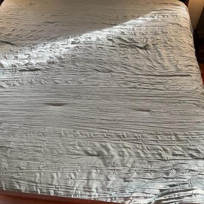 King Size Comforter, Pillows and Sheets (B1)