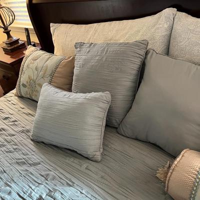 King Size Comforter, Pillows and Sheets (B1)