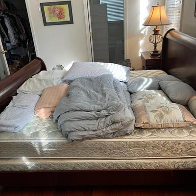 King Size Comforter, Pillows and Sheets (B1)