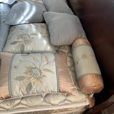 King Size Comforter, Pillows and Sheets (B1)