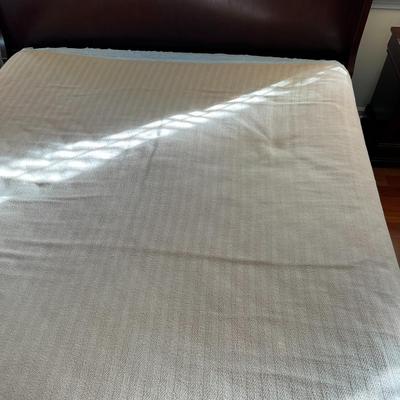 King Size Comforter, Pillows and Sheets (B1)