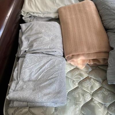 King Size Comforter, Pillows and Sheets (B1)