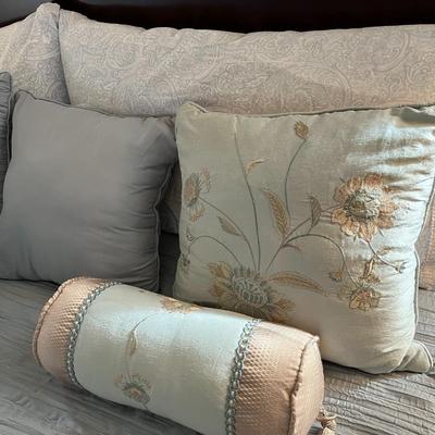 King Size Comforter, Pillows and Sheets (B1)