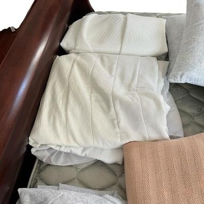 King Size Comforter, Pillows and Sheets (B1)