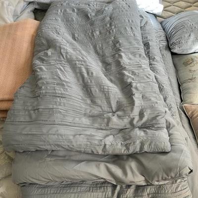 King Size Comforter, Pillows and Sheets (B1)
