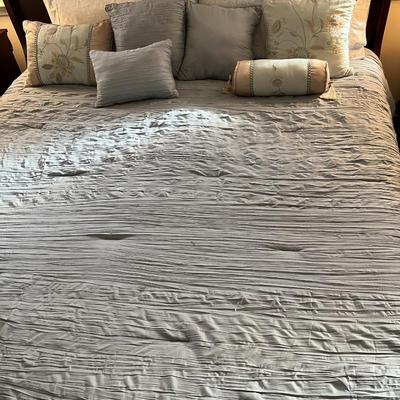 King Size Comforter, Pillows and Sheets (B1)