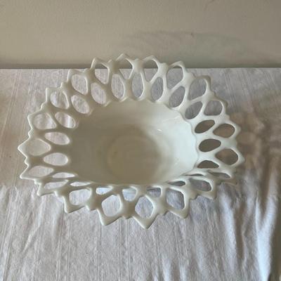 Vintage Westmorland Lattice Lace Edge Milk Glass Fruit Bowl (LR)