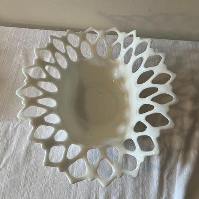 Vintage Westmorland Lattice Lace Edge Milk Glass Fruit Bowl (LR)