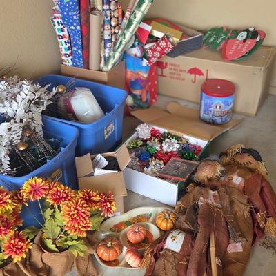 Sale Photo Thumbnail #480: Christmas tree
Lights
Wrapping paper
Misc small items