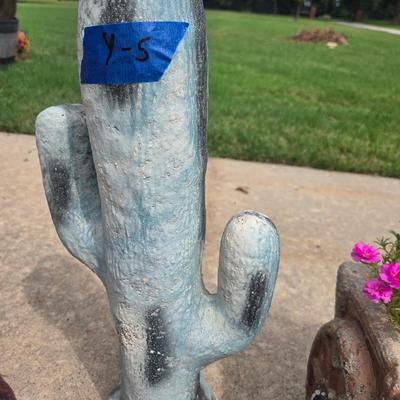 Sale Photo Thumbnail #547: Heavy statue desert decor