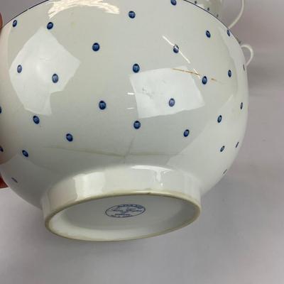 Sale Photo Thumbnail #558: Comes with Two large bowls, a tea pot, a sugar, and a creamer
Measurements:
Bowls 8” in diameter, 3.75” in height
Tea pot is 7” in height