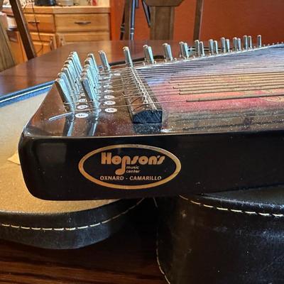 HENSON'S CHROMAHARP OR AUTOHARP IN HARD SIDED CASE