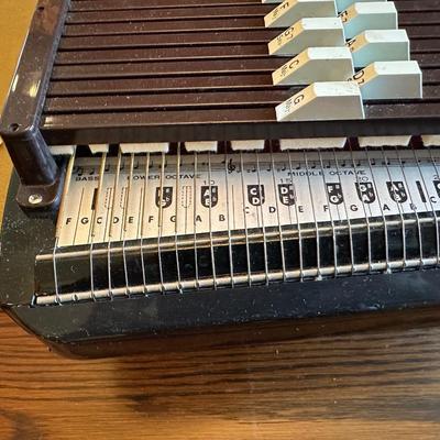 HENSON'S CHROMAHARP OR AUTOHARP IN HARD SIDED CASE