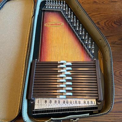HENSON'S CHROMAHARP OR AUTOHARP IN HARD SIDED CASE