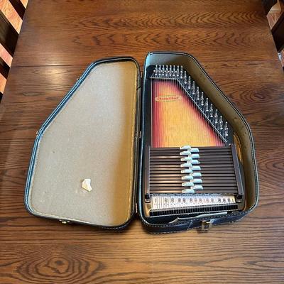 HENSON'S CHROMAHARP OR AUTOHARP IN HARD SIDED CASE