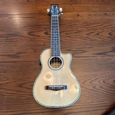 MITCHELL MU70CE CUTAWAY ACOUSGIC-ELECTRIC CONCERT UKULELE WITH CASE