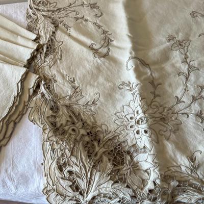 Beige Table Cloth and eight Napkins (DR)