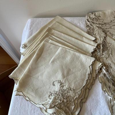 Beige Table Cloth and eight Napkins (DR)