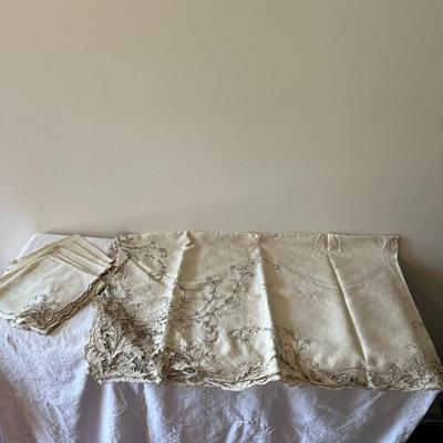 Beige Table Cloth and eight Napkins (DR)
