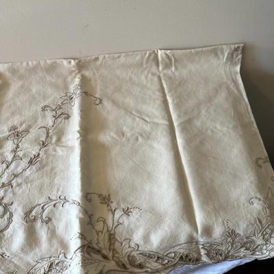 Beige Table Cloth and eight Napkins (DR)