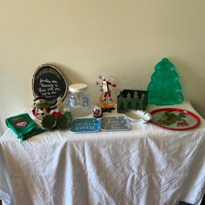 Christmas Decor Lot of 14 Items (DR)