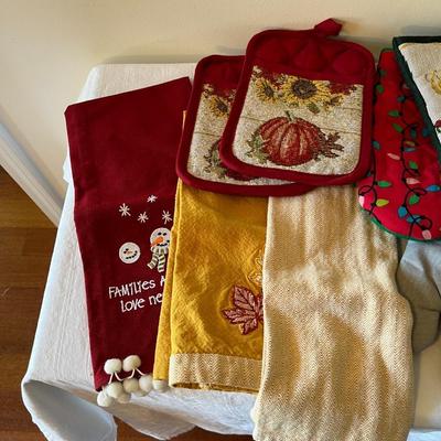 Assorted Holiday Towels and Pot Holders (DR)