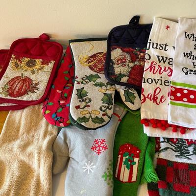 Assorted Holiday Towels and Pot Holders (DR)