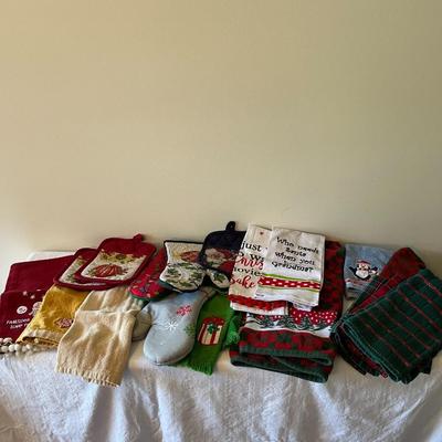 Assorted Holiday Towels and Pot Holders (DR)