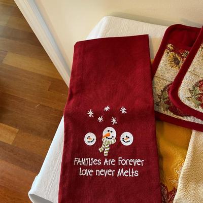 Assorted Holiday Towels and Pot Holders (DR)