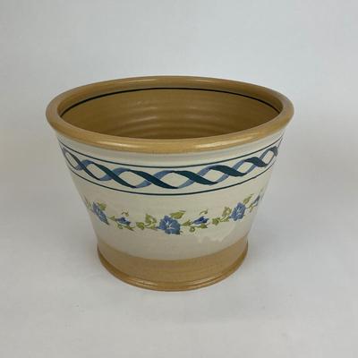 Sale Photo Thumbnail #600: Measurements:
7.5” in height, 10.5” in diameter