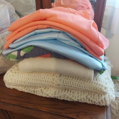 Large Mixed Vintage Clothing Lot (B3-BBL)