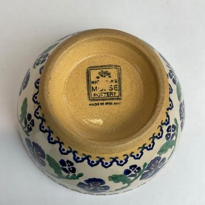 Sale Photo Thumbnail #652: Comes with 4 bowls, 3 small bowls and one larger bowls
Measurements:
Small bowls are 5” in diameter, 2.25” in height
Larger bowl is 6” in diameter, 3.25” in height