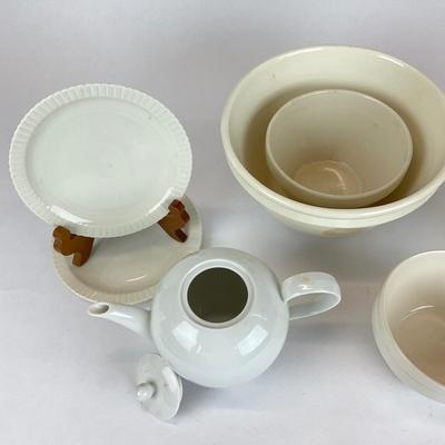 Sale Photo Thumbnail #715: Comes with a mixing bowls, bowls, a creamer, fruit bowls, tea pot, and dessert plates.
Measurements:
Mixing bowl is 5” in height, 8” in diameter