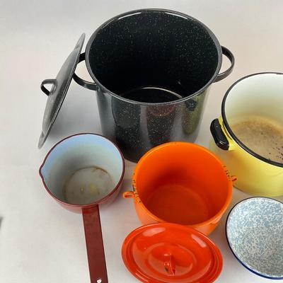 Sale Photo Thumbnail #724: Comes included are a steamer pot, 2 handled pots, a small pot, and a spatterware bowl.
Measurements:
Steamer pot is 9” in height, 10.5” in diameter
Yellow pot is 6” in height, 9.25” in diameter