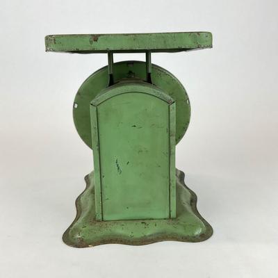 Sale Photo Thumbnail #728: Can measure 25 lbs in ounces, has pating, made of tin metal
Measurements:
8” in height, 6” in width, 8” in depth