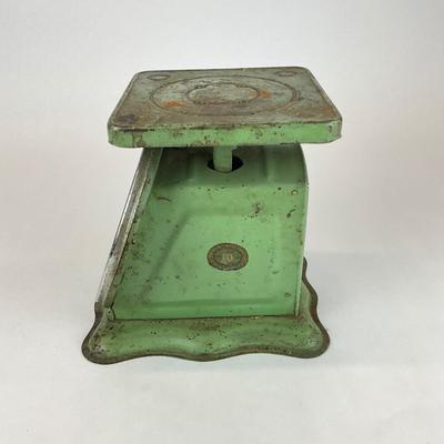 Sale Photo Thumbnail #729: Can measure 25 lbs in ounces, has pating, made of tin metal
Measurements:
8” in height, 6” in width, 8” in depth