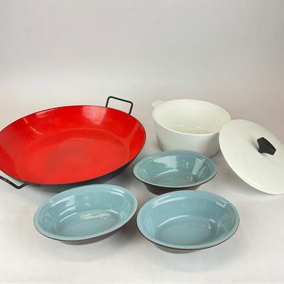 Sale Photo Thumbnail #738: Comes with 6” oval stoneware  pie dish, and Corningware handled pot with lid
Measurements:
Large pan is 15.75” in diameter
Handled corningware is 4” in height, 8.75” in diameter