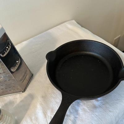 Strainer, S&P Shakers, Grader, Cast iron Pan (K)