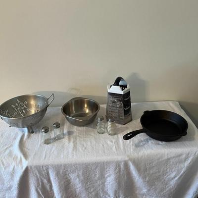 Strainer, S&P Shakers, Grader, Cast iron Pan (K)