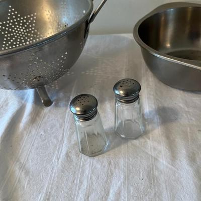 Strainer, S&P Shakers, Grader, Cast iron Pan (K)