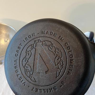 Strainer, S&P Shakers, Grader, Cast iron Pan (K)