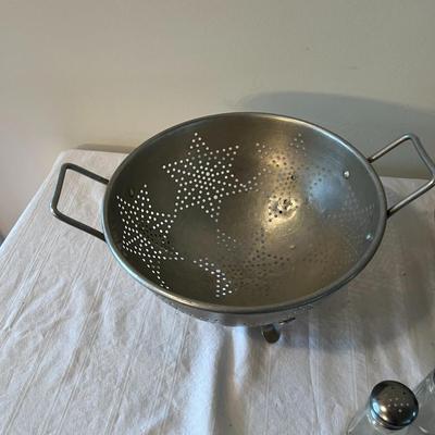 Strainer, S&P Shakers, Grader, Cast iron Pan (K)