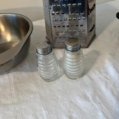 Strainer, S&P Shakers, Grader, Cast iron Pan (K)