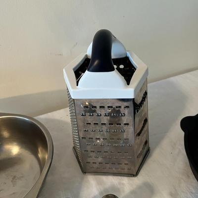 Strainer, S&P Shakers, Grader, Cast iron Pan (K)
