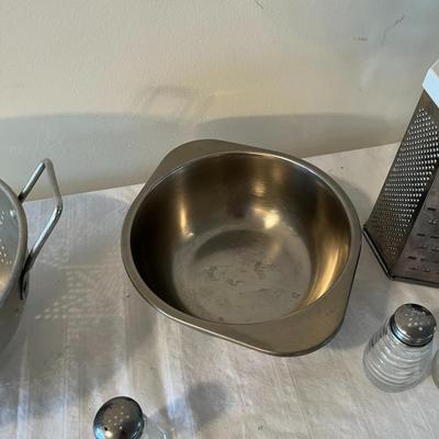 Strainer, S&P Shakers, Grader, Cast iron Pan (K)