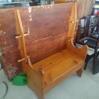 Early American Design Hard Pine Wood Tilt Top Bench Table